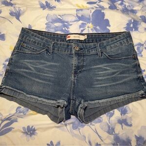 levi’s low rise whiskered shorty shorts, size 13